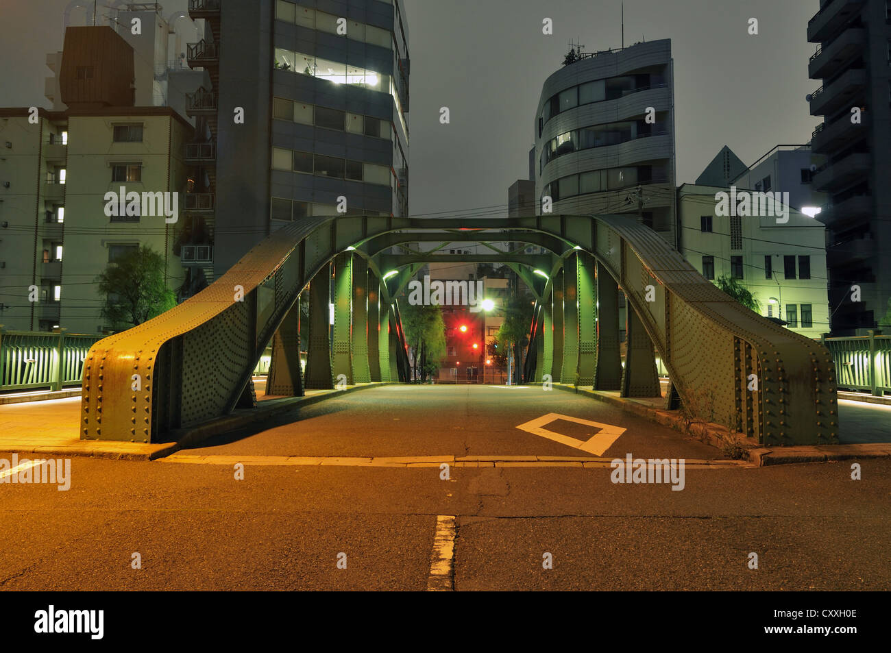 Night Street en passant par le pont de l'arc métallique à Tokyo Banque D'Images