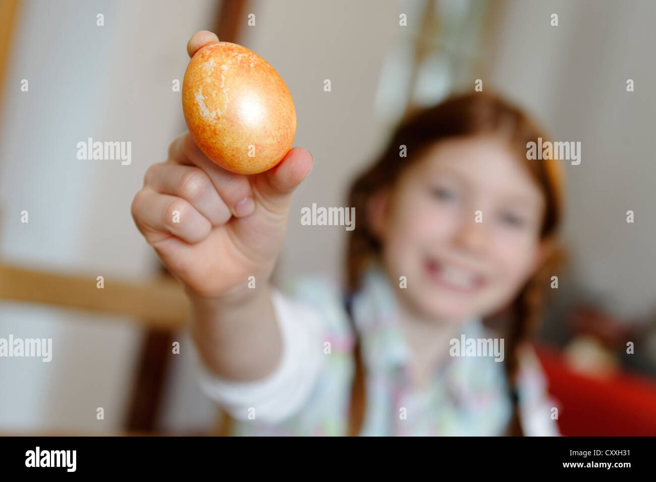 Enfant, girl holding a colored easter egg Banque D'Images