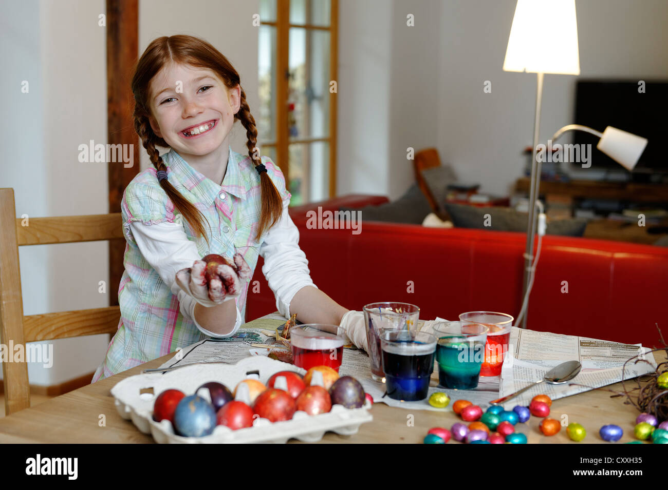 Enfant, fille, tradition de Pâques oeufs de Pâques Banque D'Images