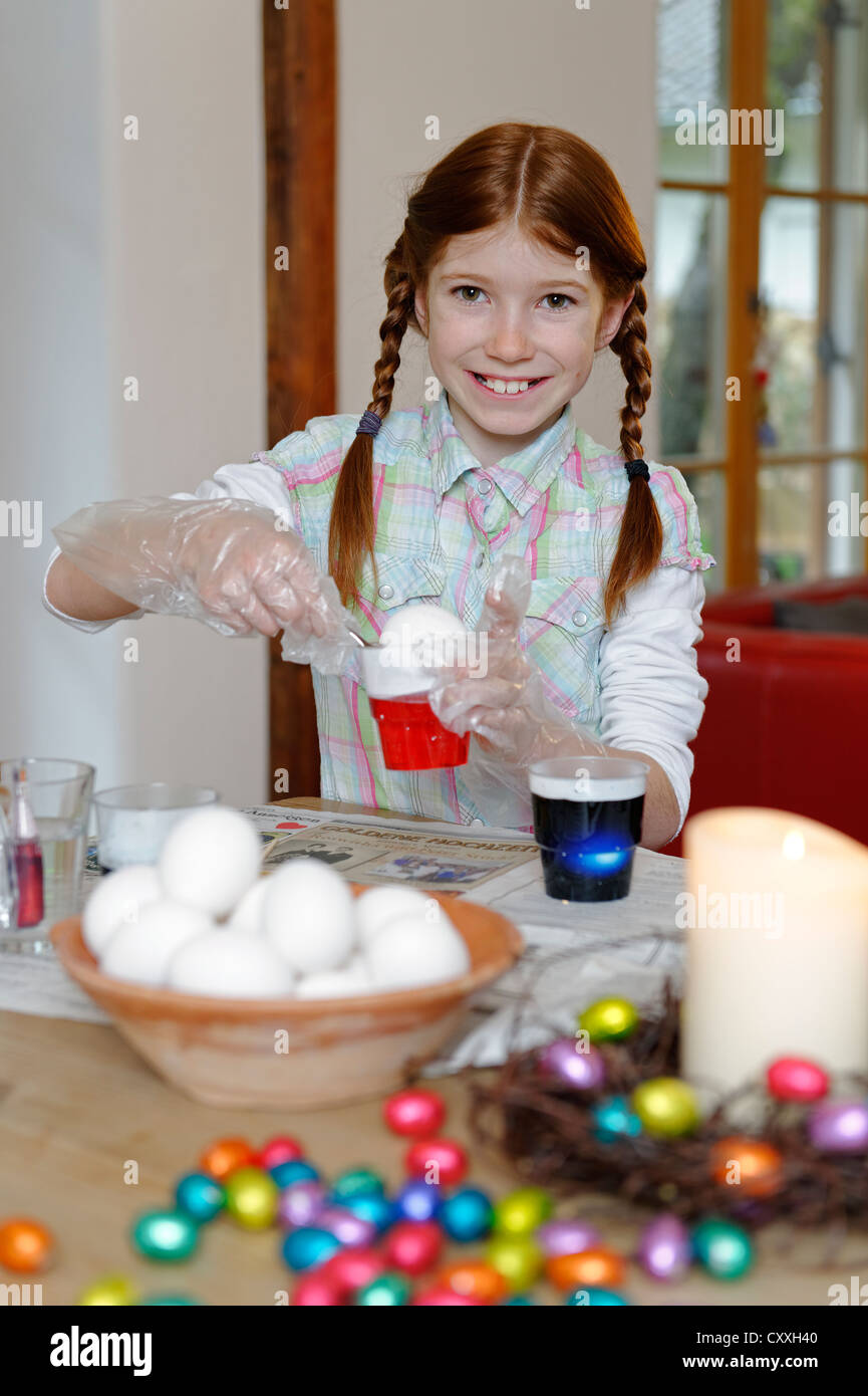 Enfant, fille, tradition de Pâques oeufs de Pâques Banque D'Images