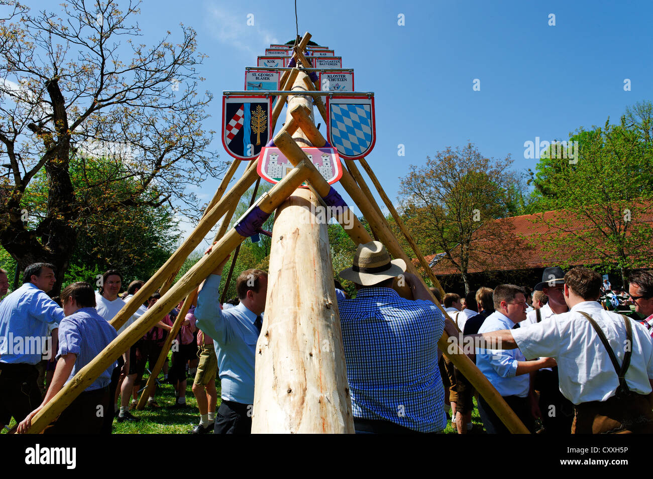 Pôle peut être mis en place, le 1er mai, le monastère Raitenhaslach, Burghausen, Haute-Bavière, Bavière Banque D'Images