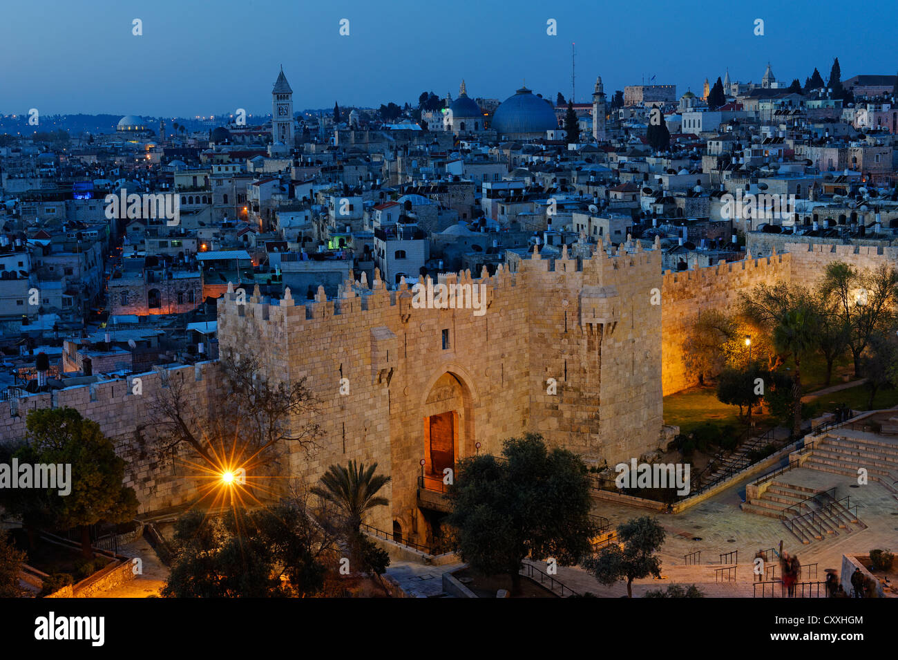 Porte de Damas avec remparts, crépuscule, vieille ville, Jérusalem, de Paulus guest house, Israël, Moyen Orient Banque D'Images