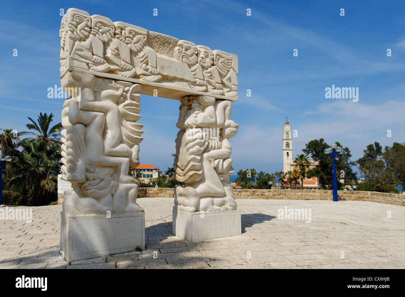 Statue de la foi avec l'Eglise Saint-Pierre, Jaffa, Tel Aviv, Israël, Moyen Orient Banque D'Images