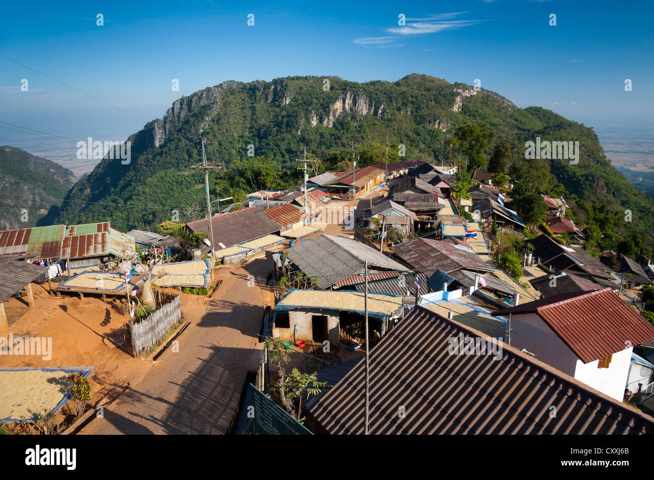 Maisons couvertes de tôle ondulée, route, village de la tribu Akha hill, Santikhiri ou Mae Salong, province de Chiang Rai Banque D'Images