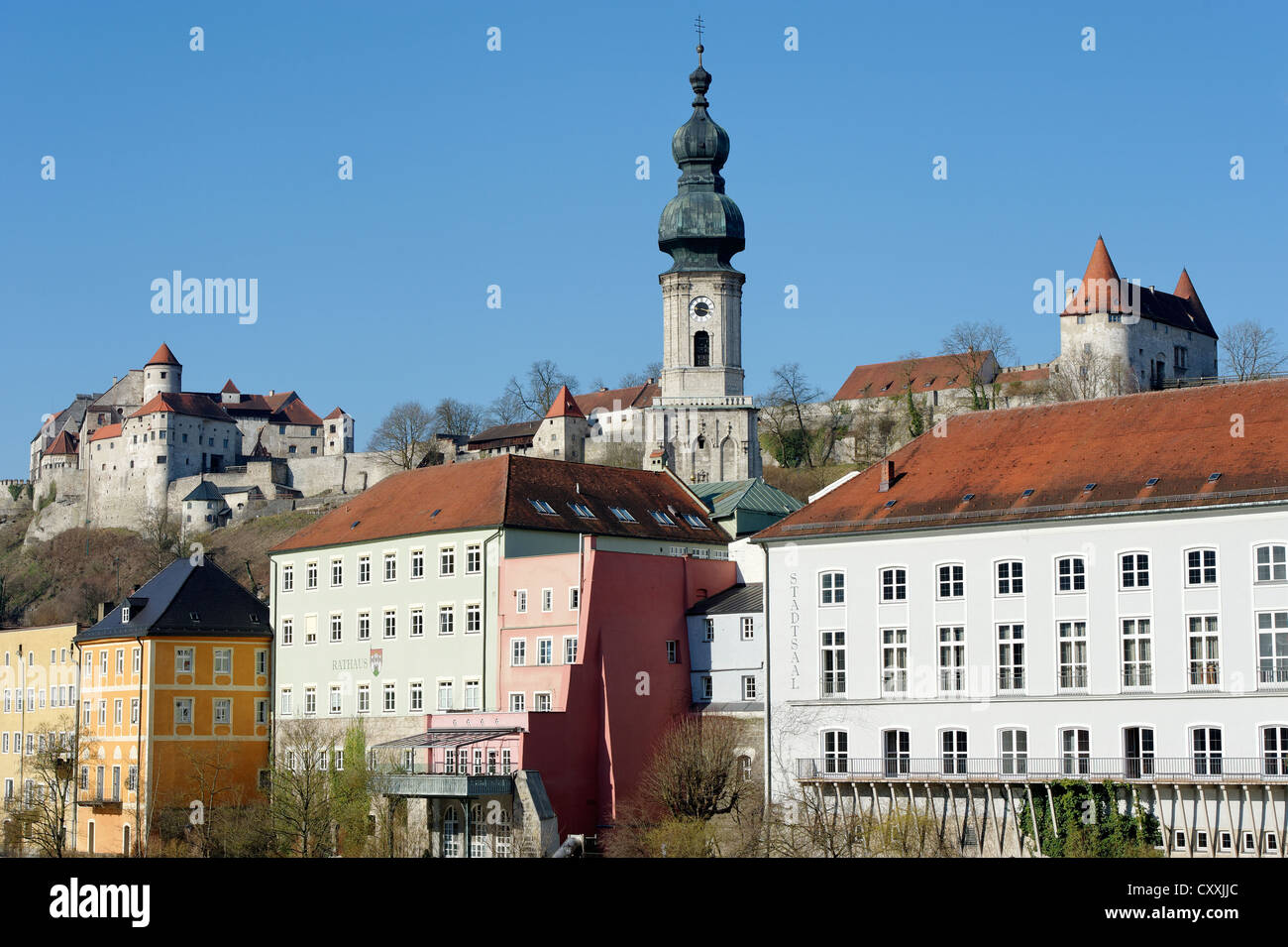 Centre historique avec l'église paroissiale de St Jakobus et le château, Burghausen, Haute-Bavière, Bavière Banque D'Images