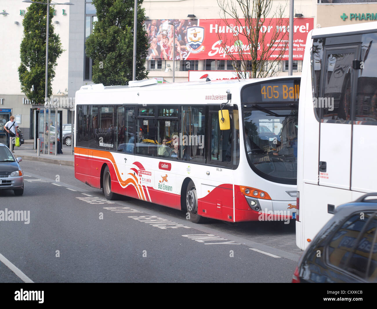 (Bus Eireann) Bus Service Public de descendre les passagers à un arrêt d'autobus dans la ville historique de Galway City Square Ayers dans l'ouest de l'Irlande. Banque D'Images