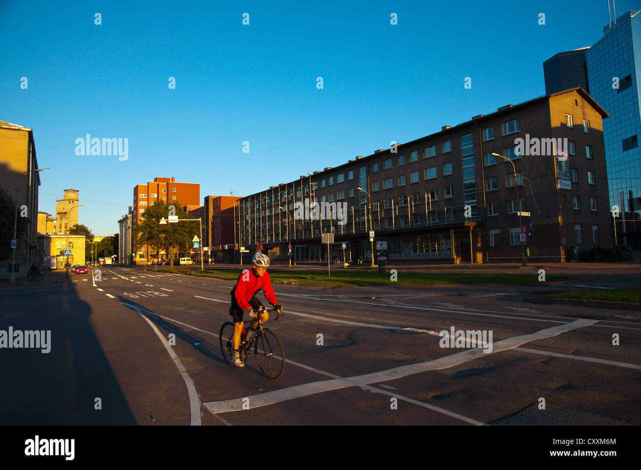 Cycliste le long de la rue Gonsiori Kesklinn central Tallinn Estonie Europe Banque D'Images