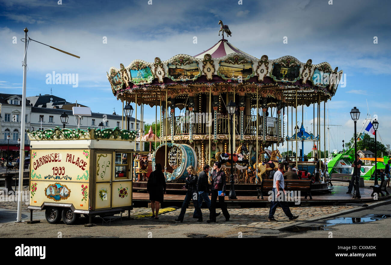Le célèbre vieux manèges carrousel qui offre à côté du port de Honfleur, France Banque D'Images
