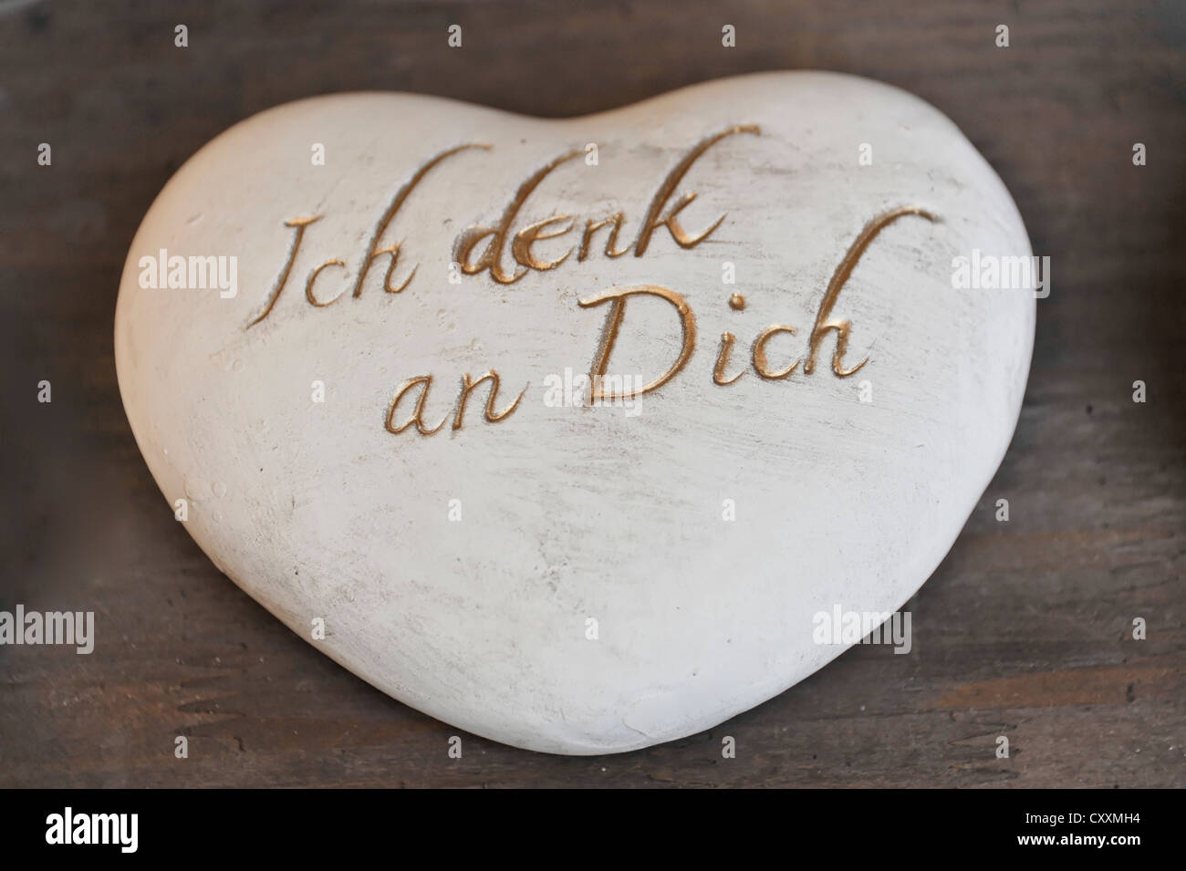 Pierre avec la gravure "Ich denk une Dich', l'allemand pour "Je pense à vous', de souvenirs Banque D'Images