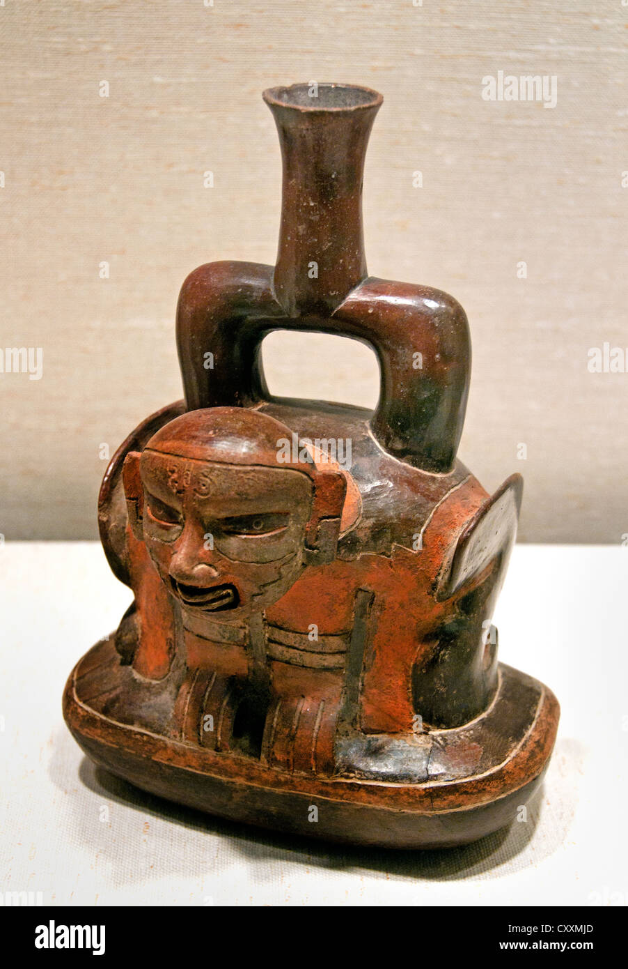 Navire de la tuyère d'étrier figure dans l'arrêt Shell ? 15ème- 9ème siècle BCE Pérou Tembladera postfired péruvienne céramique peinture Banque D'Images Navire de la tuyère d'étrier figure dans l'arrêt Shell ? 15ème- 9ème siècle BCE Pérou Tembladera postfired péruvienne céramique peinture Banque D'Images