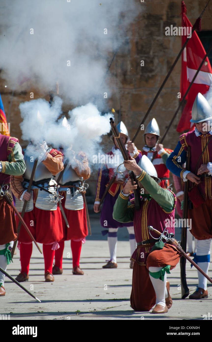 Chevaliers de Saint Jean le feu des mousquets au cours de la re-enactment 'Il Guardia' au Fort Saint-elme, La Valette, Malte Banque D'Images