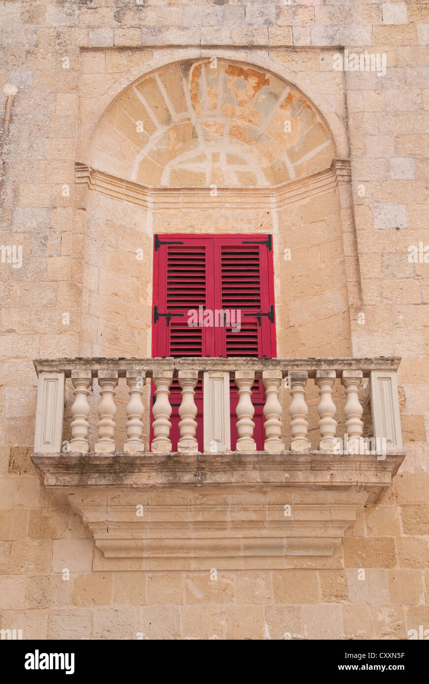 Balcon et portes rouges dans Tas-Sur Pjazza, Mdina, Malte Banque D'Images