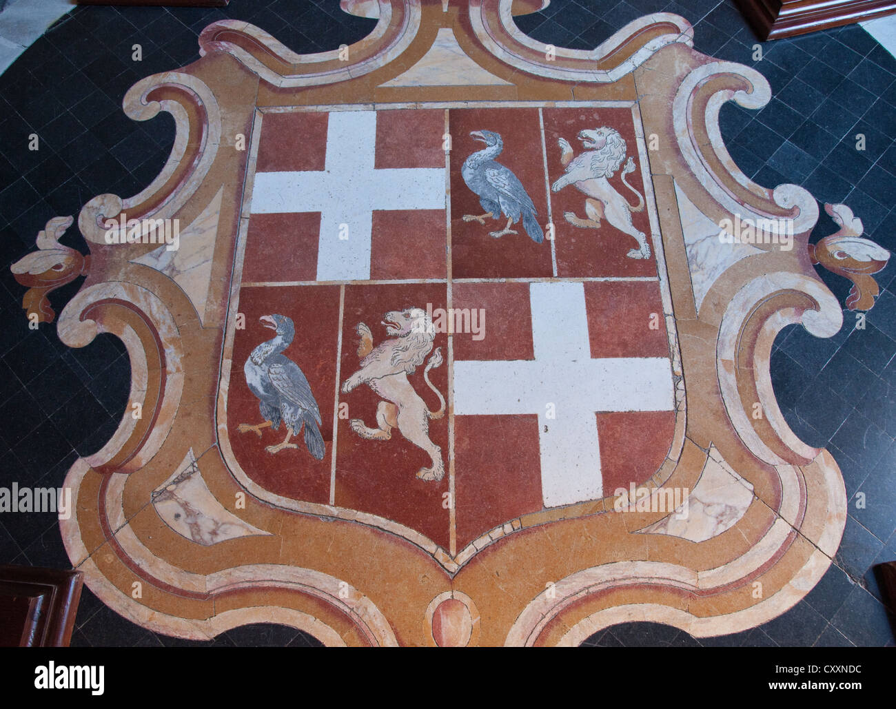 Dispositif avec armoiries dans l'étage d'Armoury Corridor, appartements d'État, le palais des Grands Maîtres, La Valette, Malte Banque D'Images