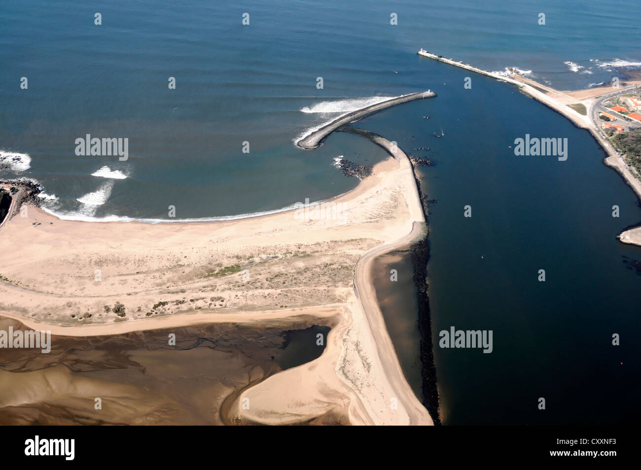 Approche à l'atterrissage à Porto, vue depuis l'avion peu avant l'atterrissage, Aeroporto Francisco Sà Carneiro, l'aéroport de Porto Banque D'Images