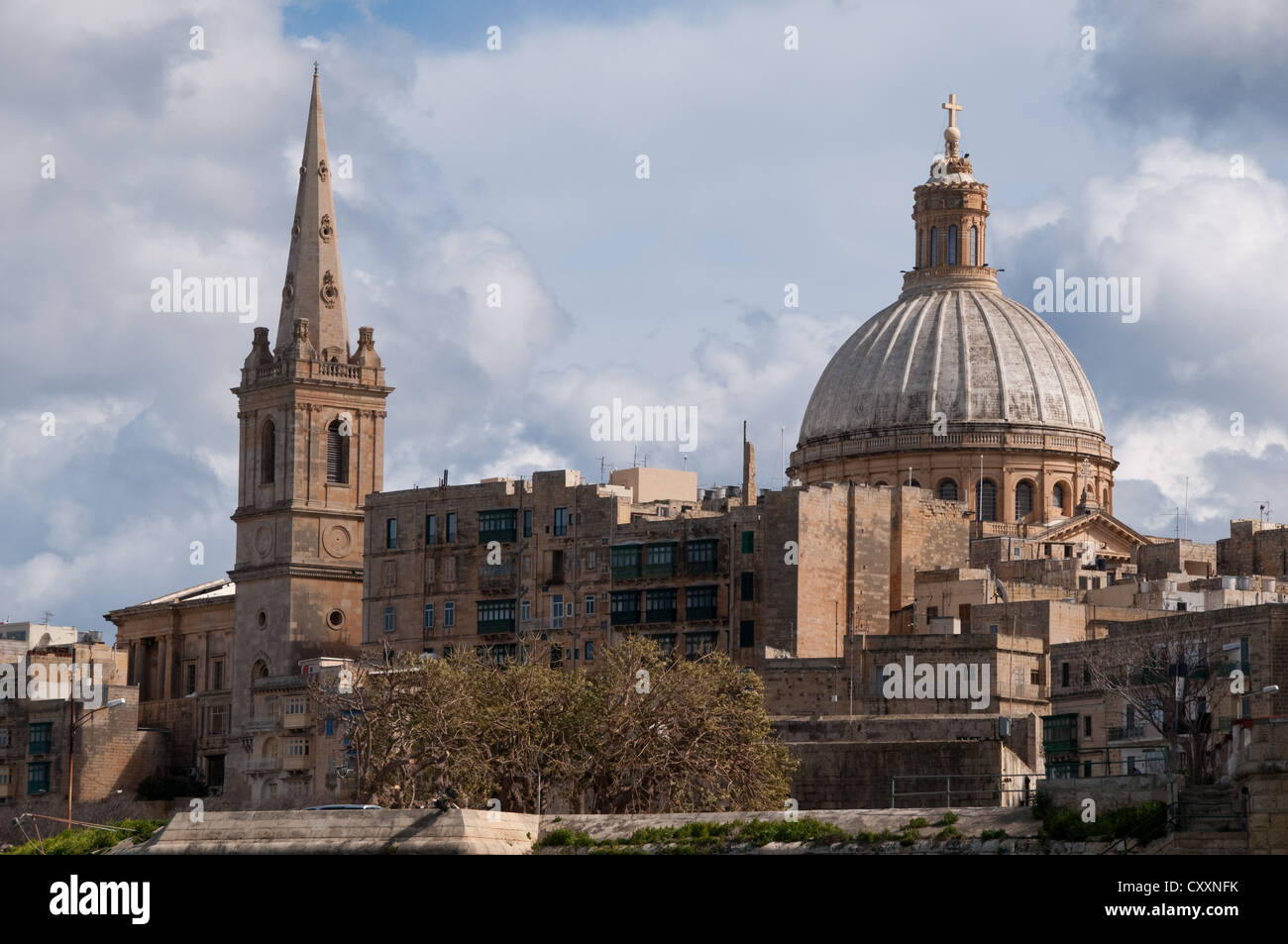 Le dôme de l'église St Paul et la flèche de la cathédrale Saint André, La Valette, Malte Banque D'Images