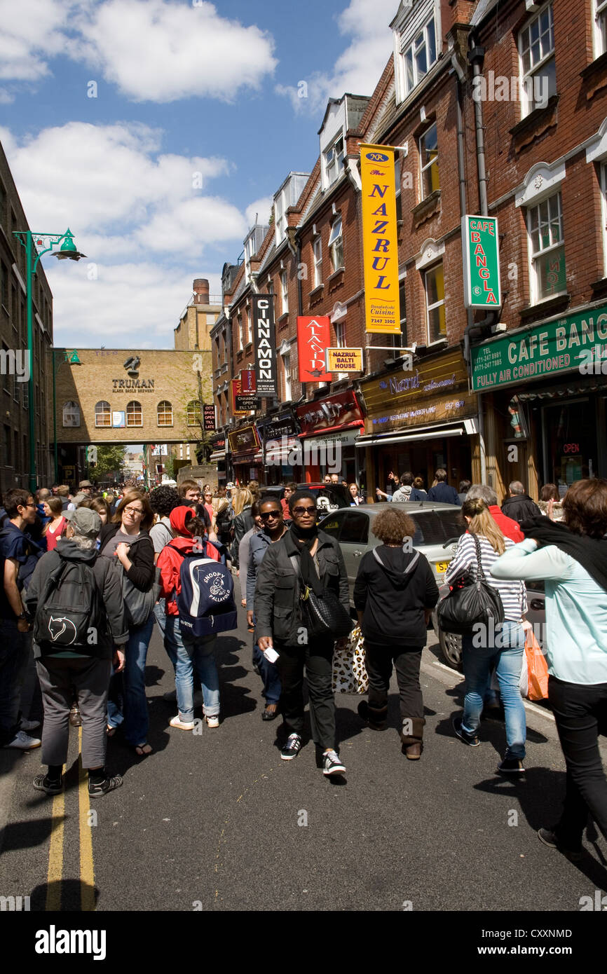 Occupé à Brick Lane le dimanche, Brick Lane Market, Spitalfields, Londres, Angleterre, Royaume-Uni, Europe, PublicGround Banque D'Images