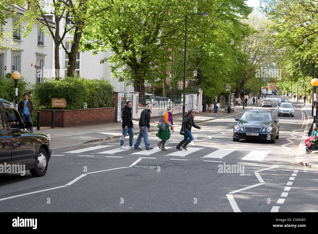 Abbey Road, les touristes sur le célèbre passage piéton rendu célèbre par les Beatles, Londres
