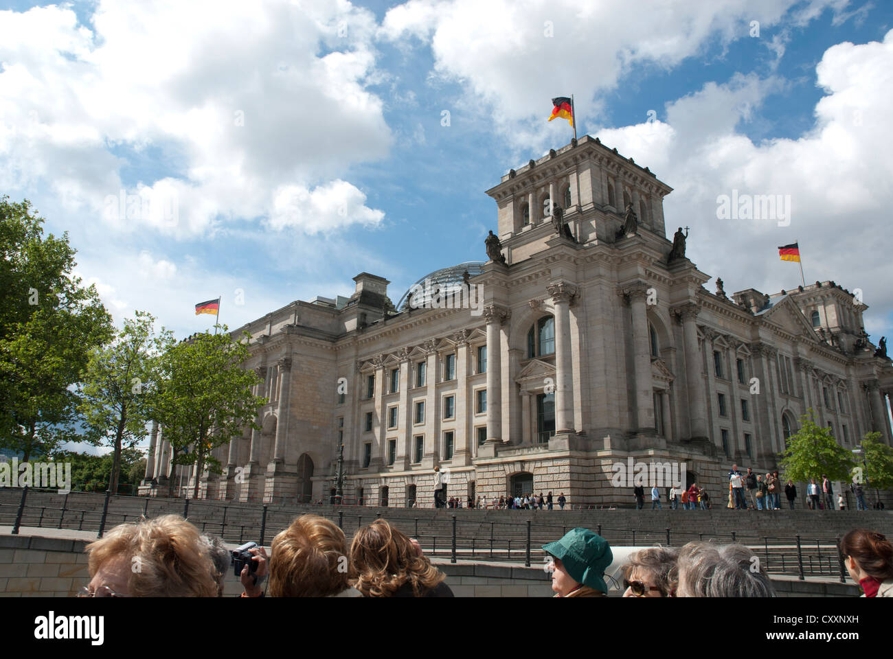 Les touristes sur un voyage en bateau sur la Spree à Berlin, Allemagne, passer par le Reichstag Banque D'Images