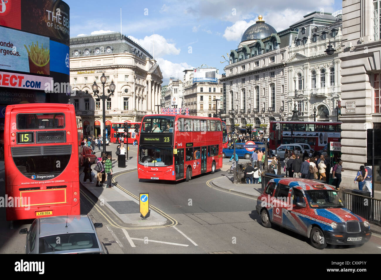 Le trafic à Piccadilly Circus, double-decker bus, taxi, Londres, Angleterre, Royaume-Uni, Europe Banque D'Images