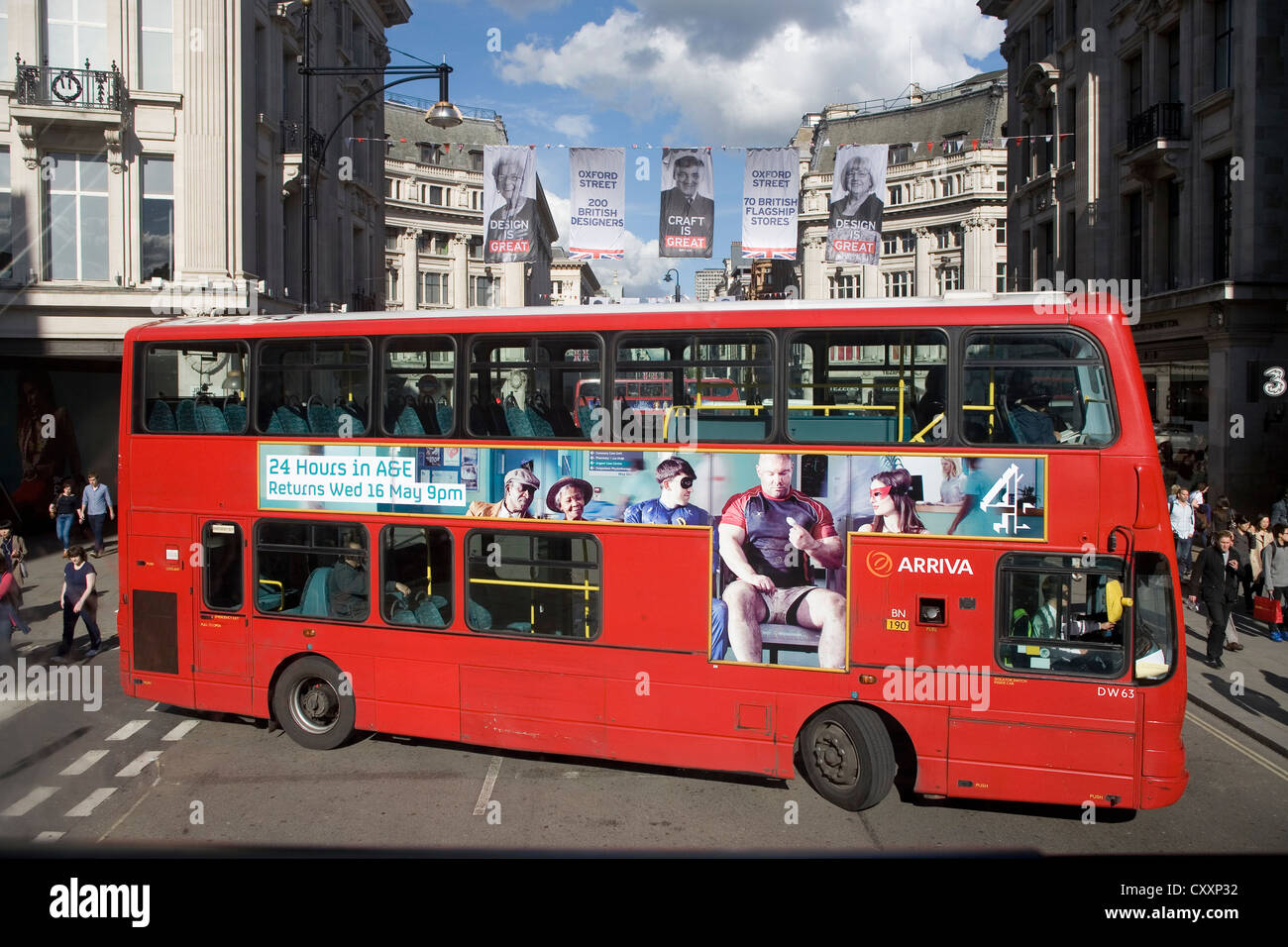 Double-decker bus avec la publicité, Londres, Angleterre, Royaume-Uni, Europe Banque D'Images