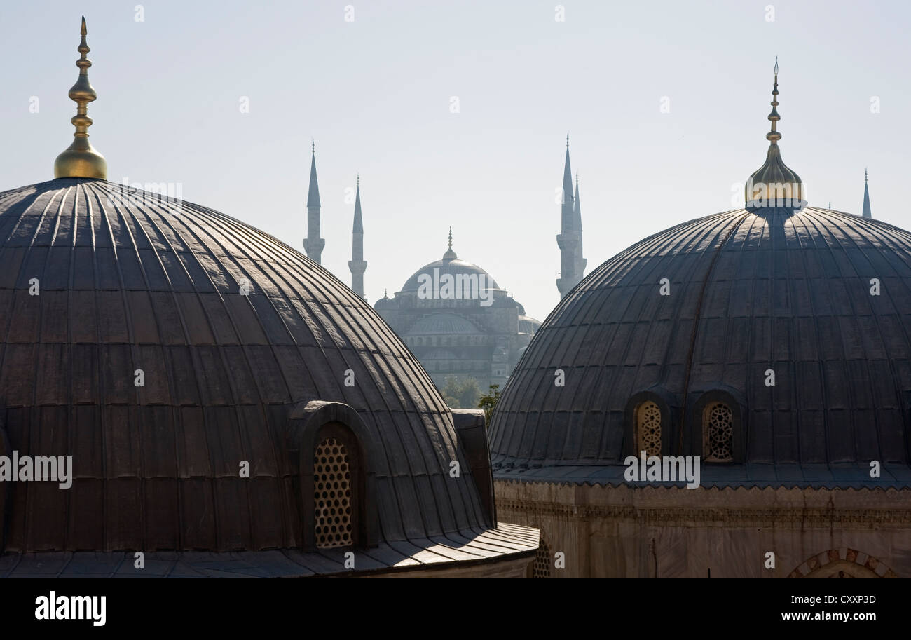 La Mosquée Bleue, Istanbul, de coupoles d'Aya Sofia en premier plan. Banque D'Images