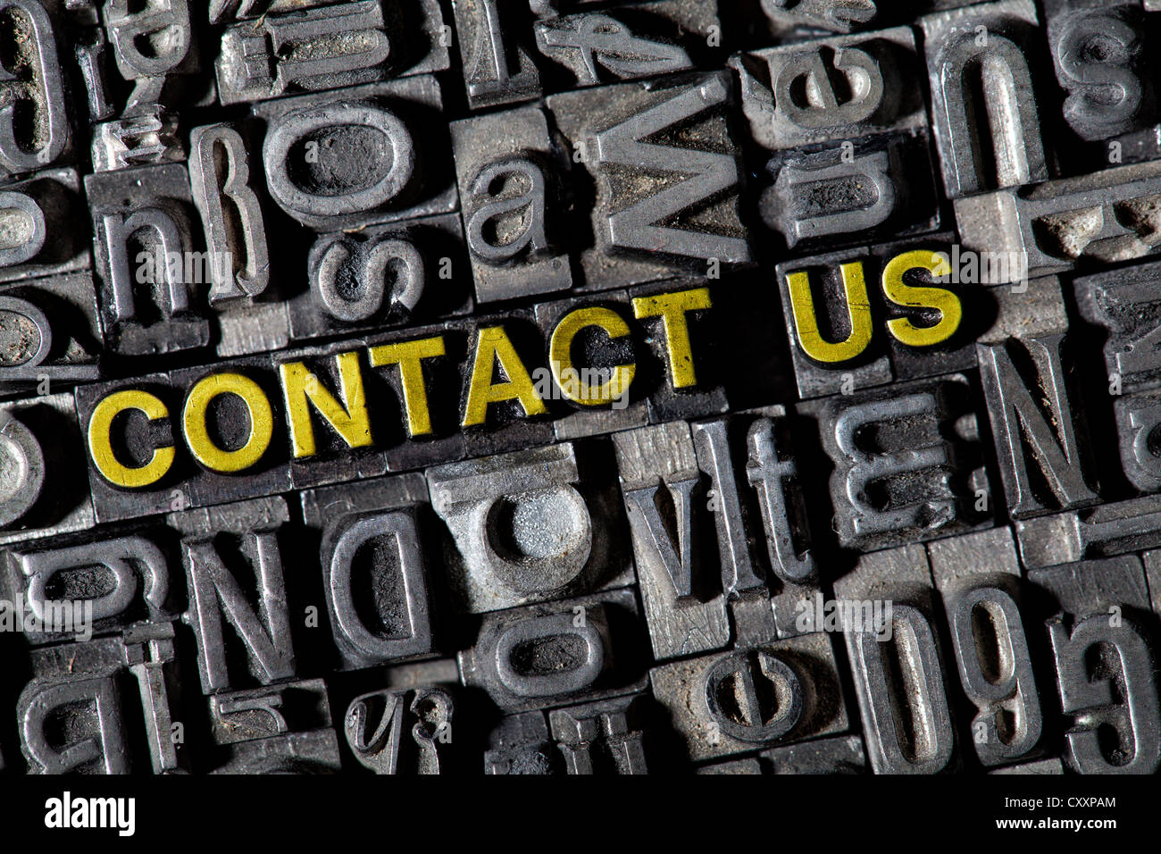 Plomb ancien lettres formant les mots 'CONTACTEZ-NOUS' Banque D'Images