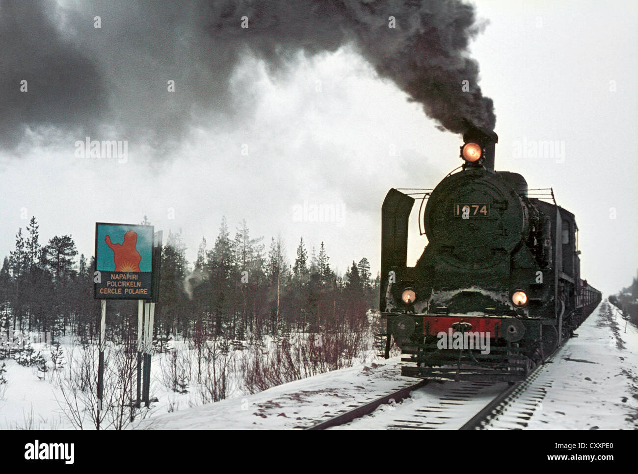 Franchissement du cercle polaire arctique. Les chemins de fer finlandais TR1 Mikado No.1074 La tête d'un fret Misi- Rovaniemi le 28 mars 1972. Banque D'Images