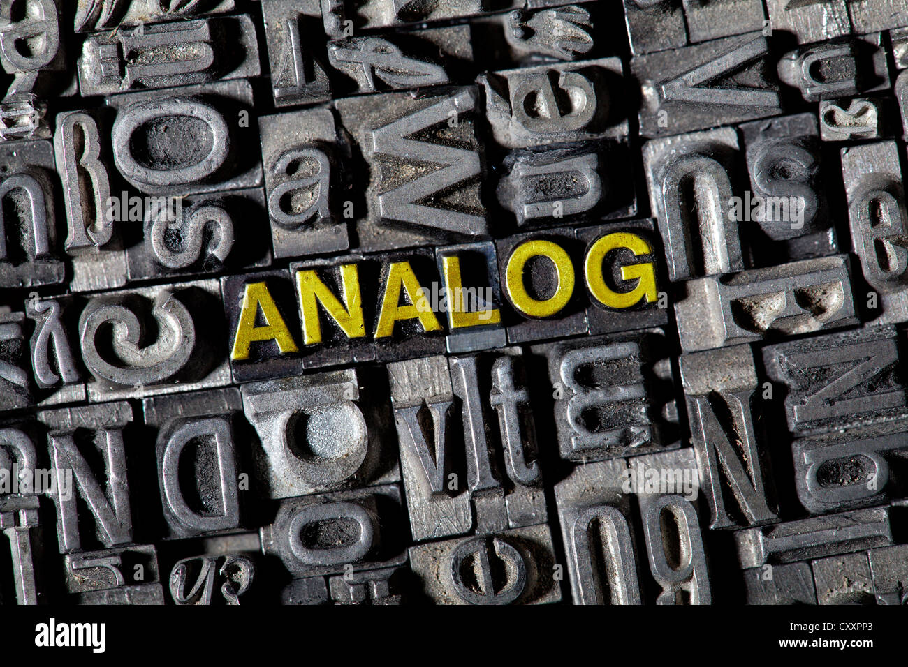 Plomb ancien lettres formant le mot "Analog", l'allemand pour les 'analogue' Banque D'Images
