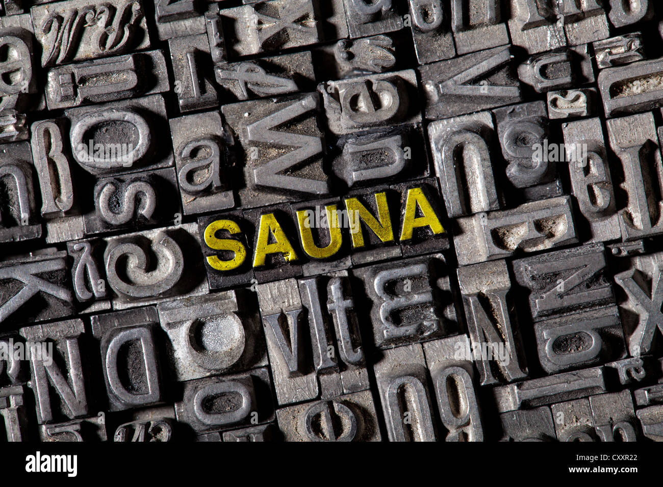 Vieilles lettres de plomb l'orthographe du mot 'SAUNA' Banque D'Images