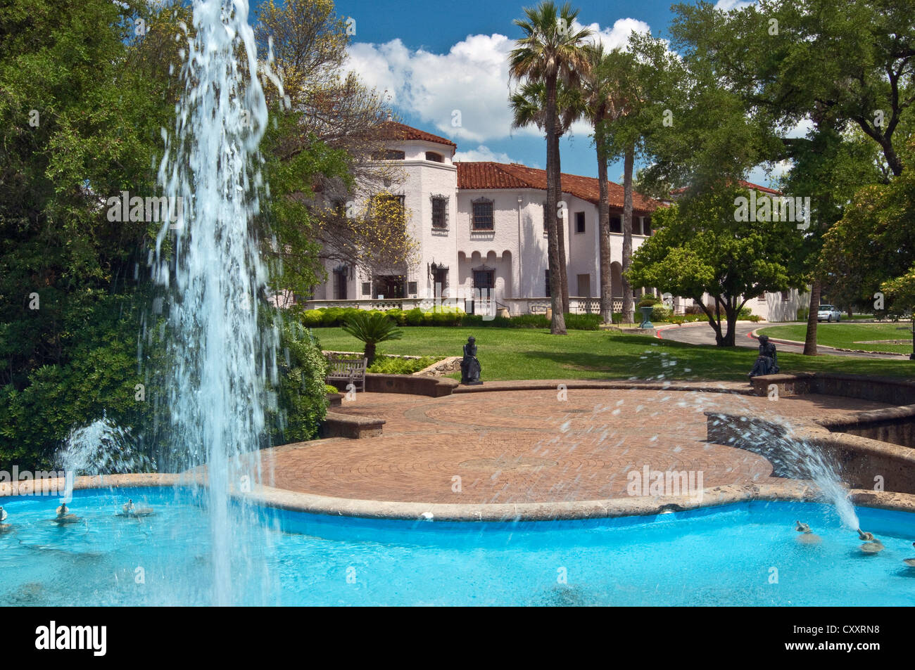 Marcia et Otto Koehler Fontaines en face de McNay Art Museum à San Antonio, Texas, USA Banque D'Images