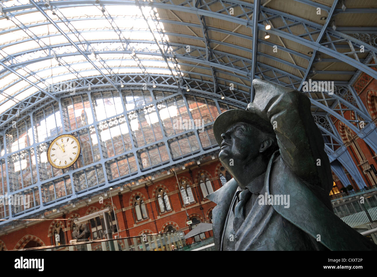 St Pancras Station, Statue de Sir John Betjeman, Londres, Angleterre, Grande-Bretagne, Royaume-Uni Banque D'Images