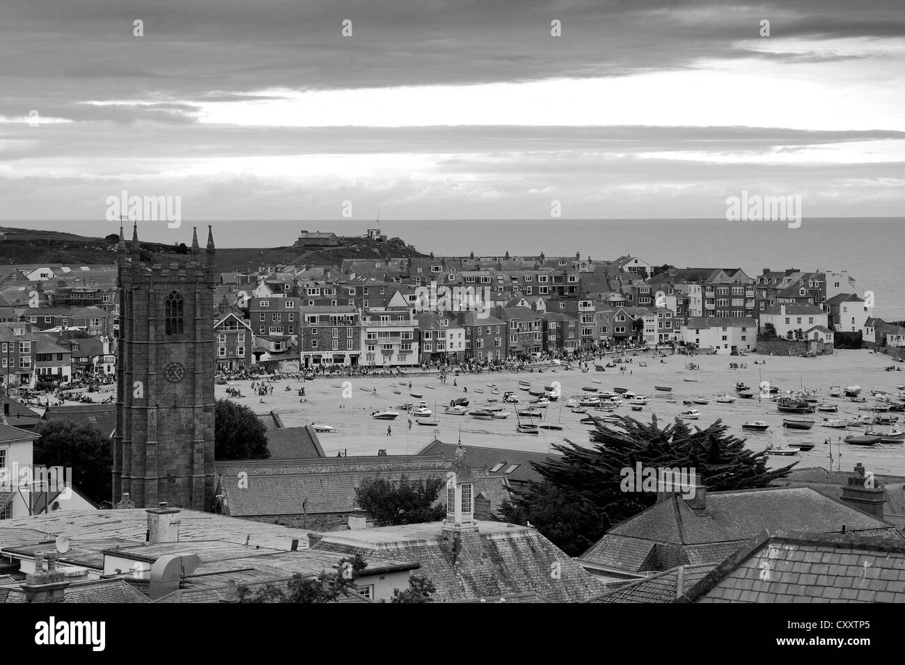 Front de l'été, port et plage, vue sur la ville de St Ives, la baie de St Ives, Cornwall County ; Angleterre ; UK Banque D'Images