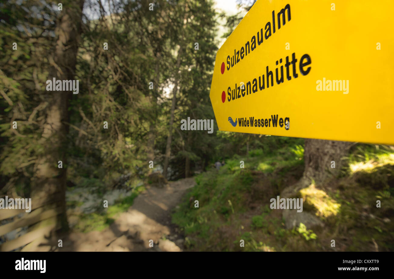 Signes Trail, balises, Sulzenau Huette, Sulzenaualm alp, piste de l'eau sauvages, vallée de Stubai, dans le Tyrol, Autriche, Europe Banque D'Images