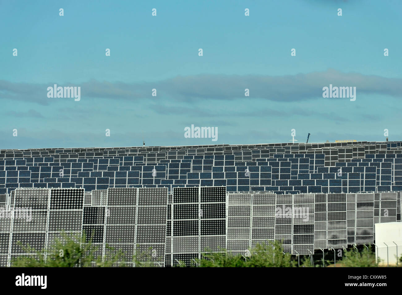 Installation solaire, l'énergie solaire champ près de Cordoue, Andalousie, Espagne, Europe Banque D'Images