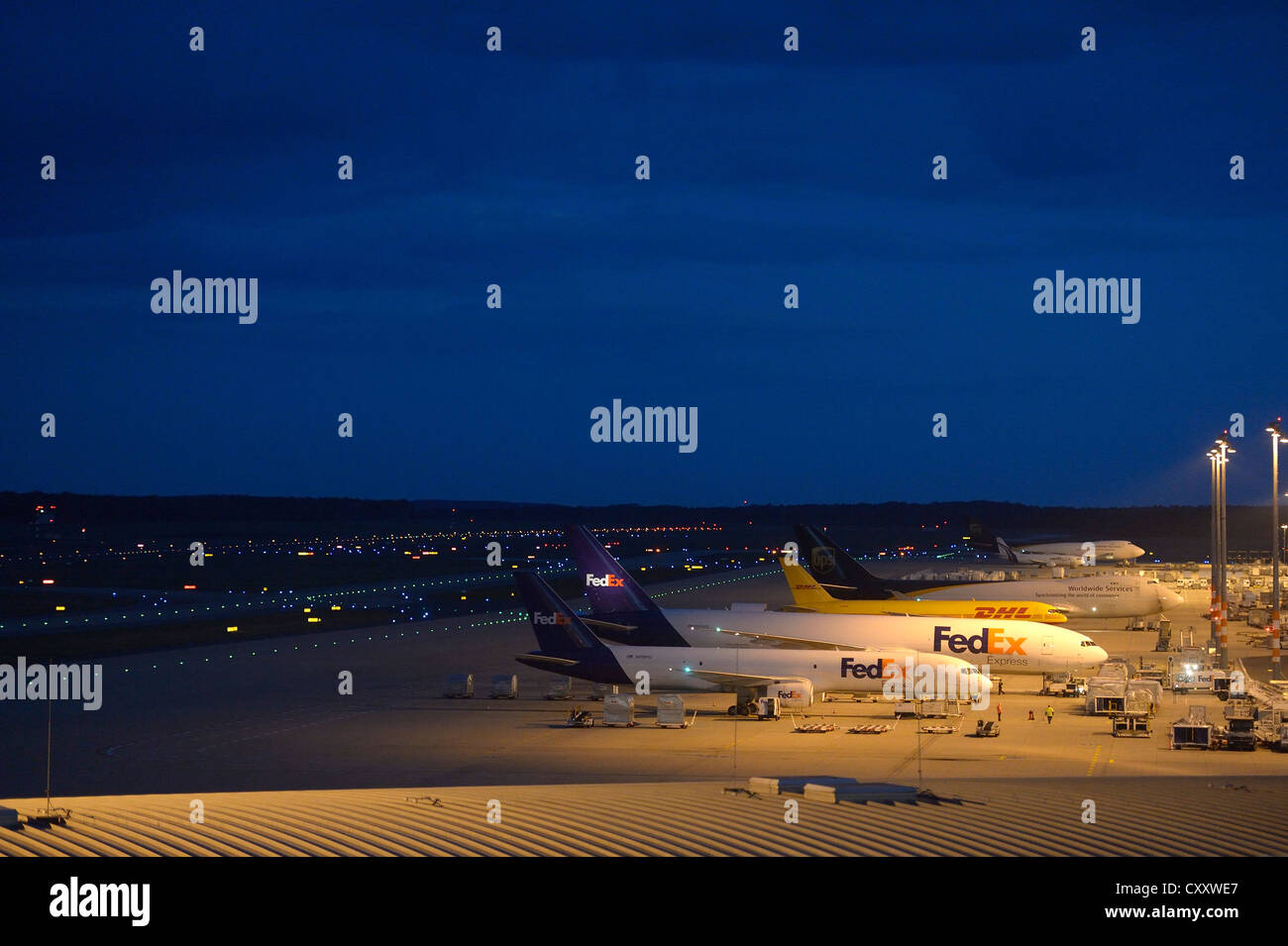L'aéroport de Cologne Bonn, du secteur du fret, la nuit, crépuscule, Cologne, Rhénanie du Nord-Westphalie Banque D'Images