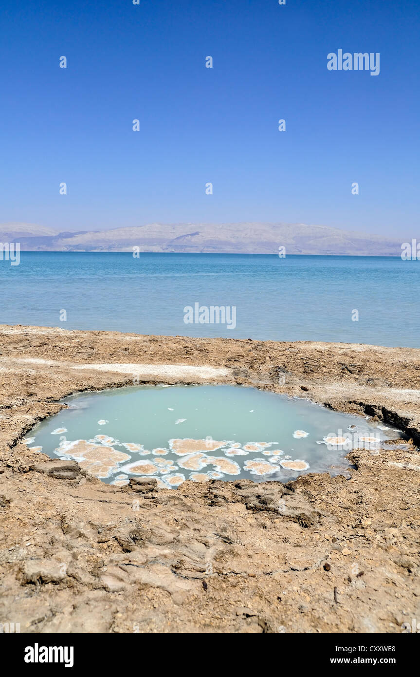 Vue sur la mer Morte de dolines coast Banque D'Images