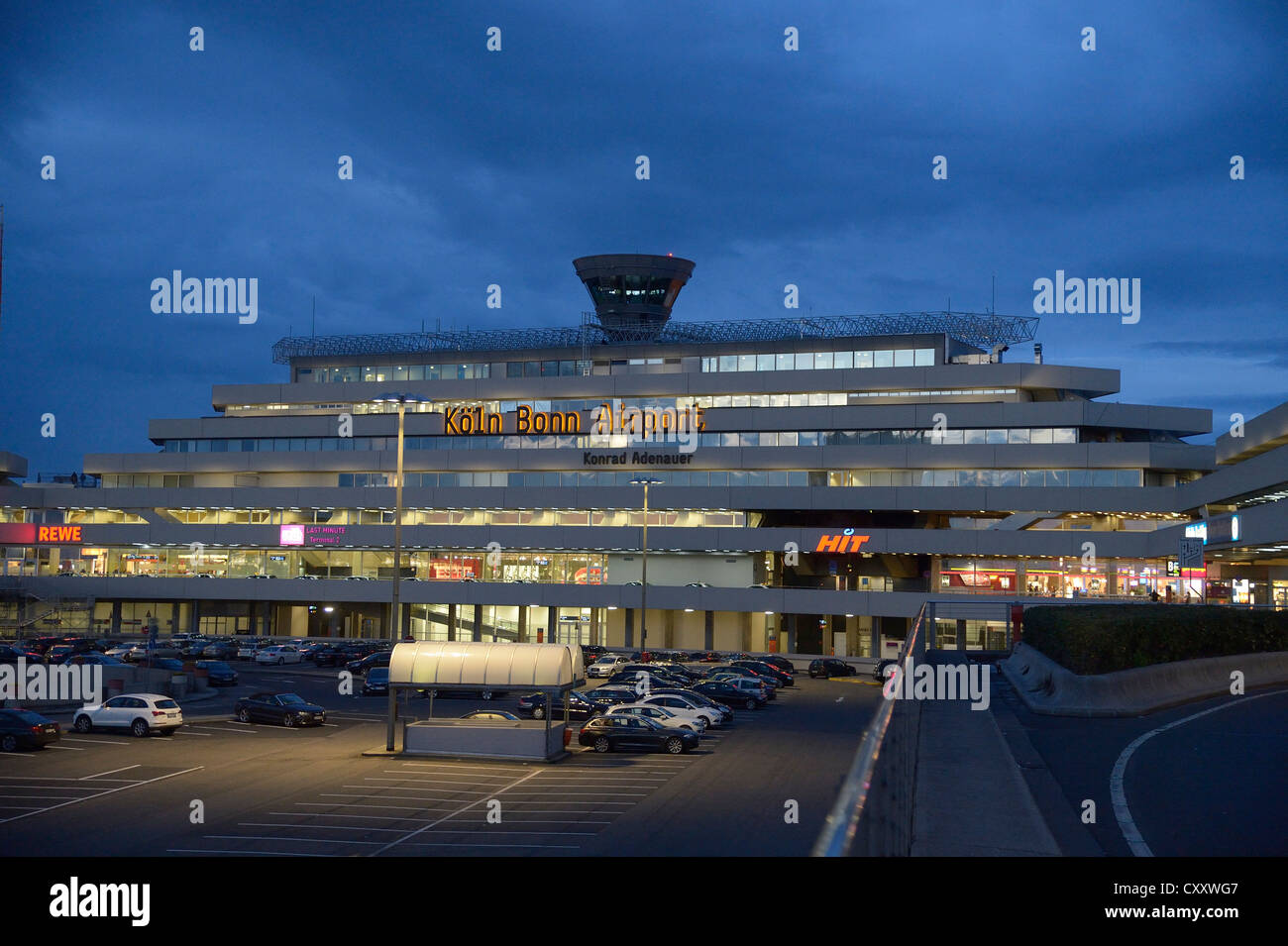 L'aéroport de Cologne Bonn, de nuit, crépuscule, Cologne, Rhénanie du Nord-Westphalie Banque D'Images