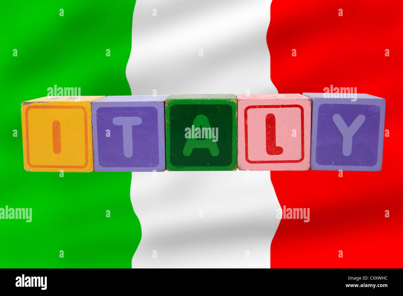 Toy lettres italie contre un drapeau avec arrière-plan clipping path Banque D'Images