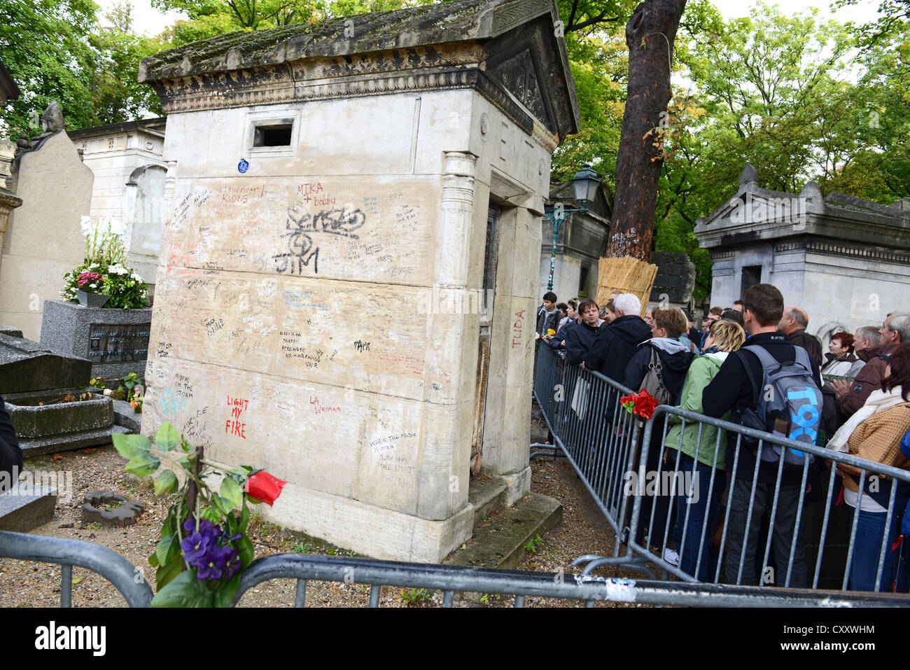 Tombe de Jim Morrison avec foule de touristes, cimetière du Père-Lachaise, cimetière du Père-Lachaise, Paris France Banque D'Images