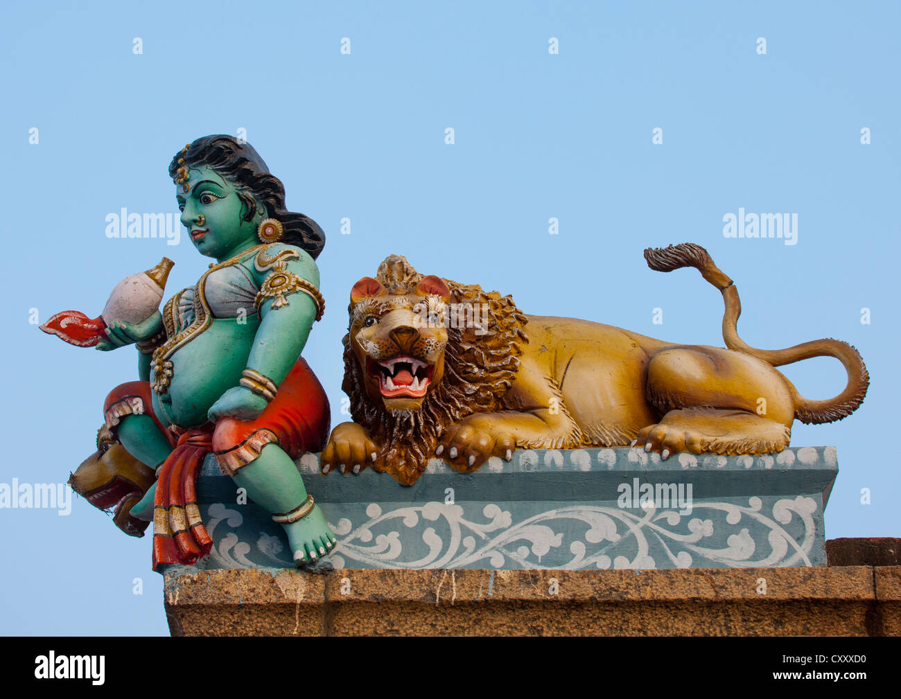 Statues colorées d'une déesse hindoue et un lion rugissant à Kapaleeswarar Temple, Mylapore, Chennai, Inde Banque D'Images