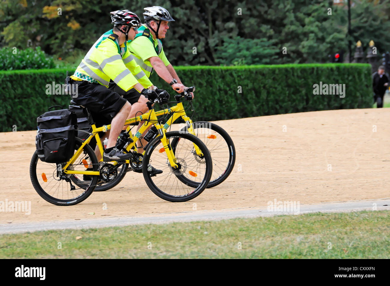 Deux agents de police sur les bicyclettes, patrouille à vélo, à Hyde Park, Londres, Angleterre, Royaume-Uni, Europe Banque D'Images
