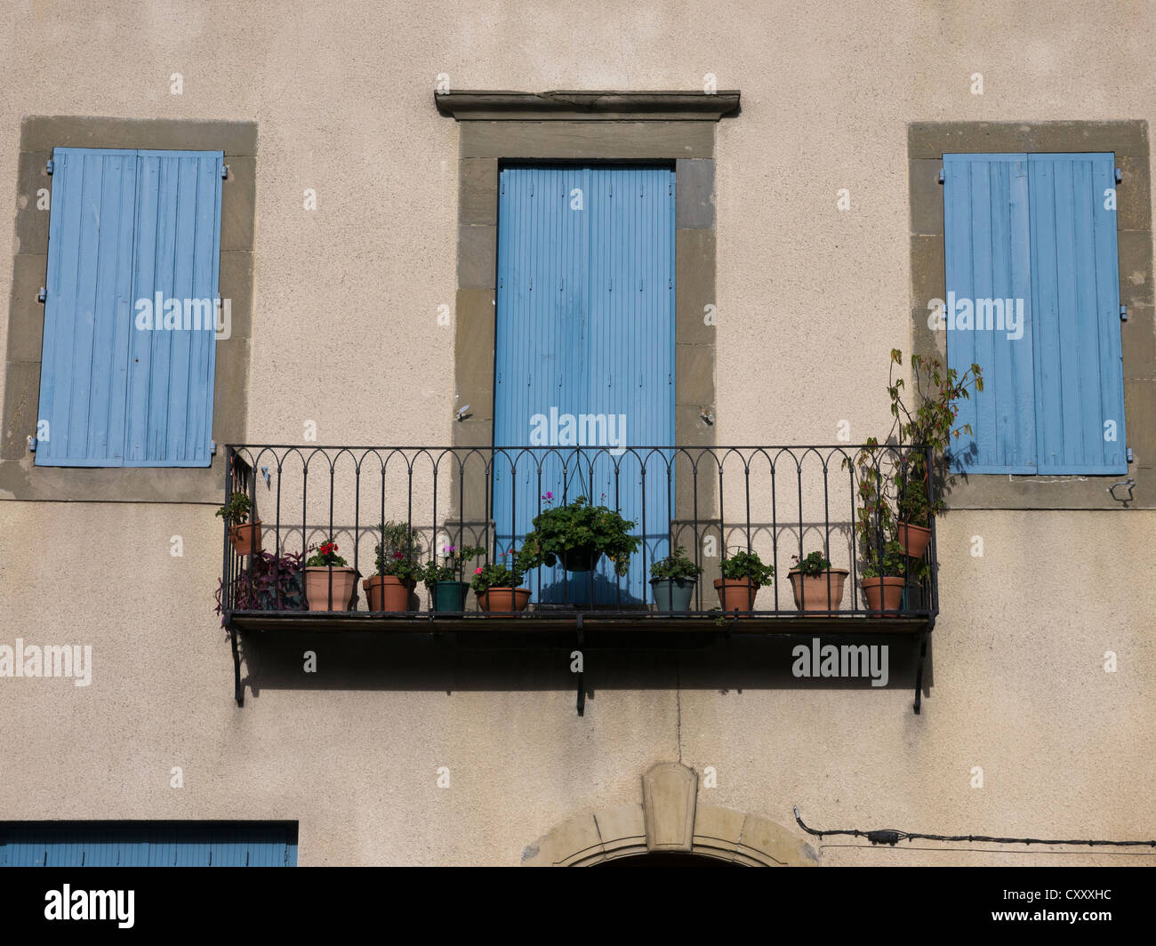 J'petit balcon est décorée avec des plantes en pot dans le village perché ville de Fanjeaux Aude Languedoc France Banque D'Images