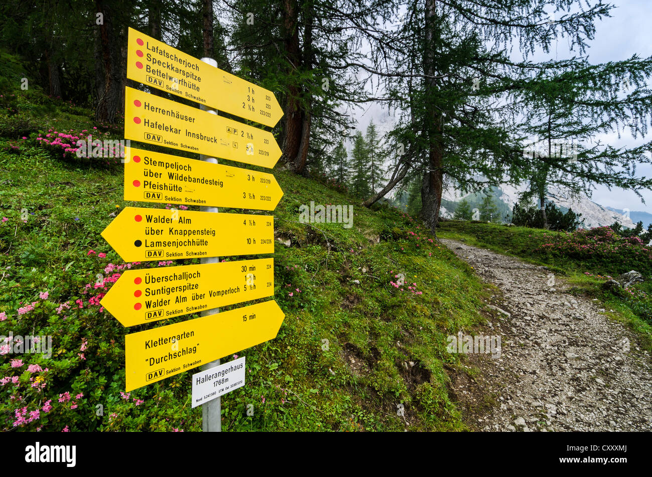 Sentier de randonnée pédestre et des repères de l'Alpine Club, Parc National des Montagnes de Karwendel, Tyrol, Autriche, Europe Banque D'Images