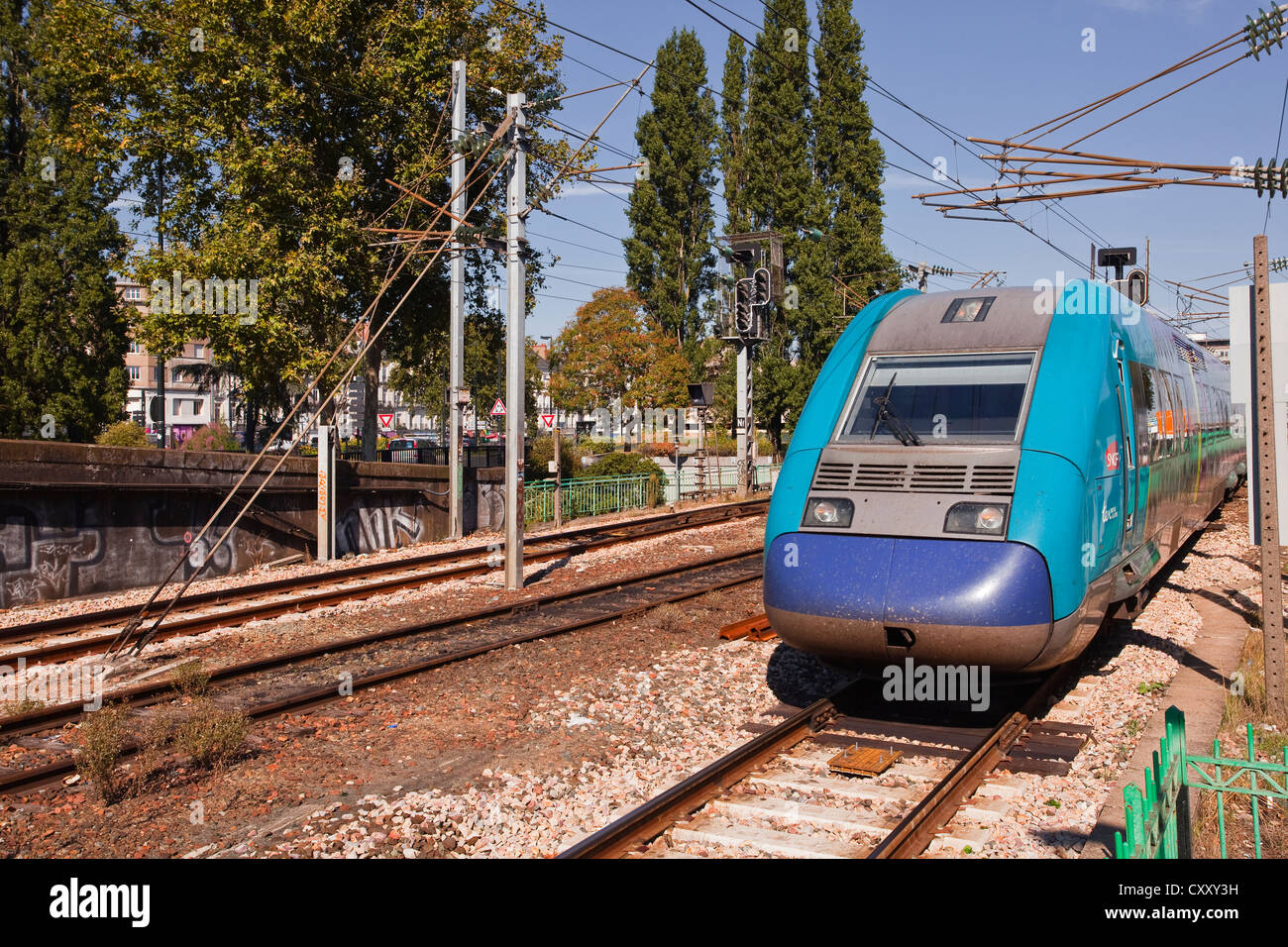 Un train régional TER quitte la gare de Nantes en France. Banque D'Images