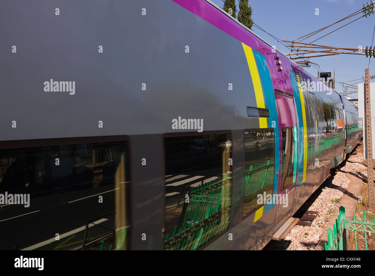 Un train régional TER quitte la gare de Nantes en France. Banque D'Images