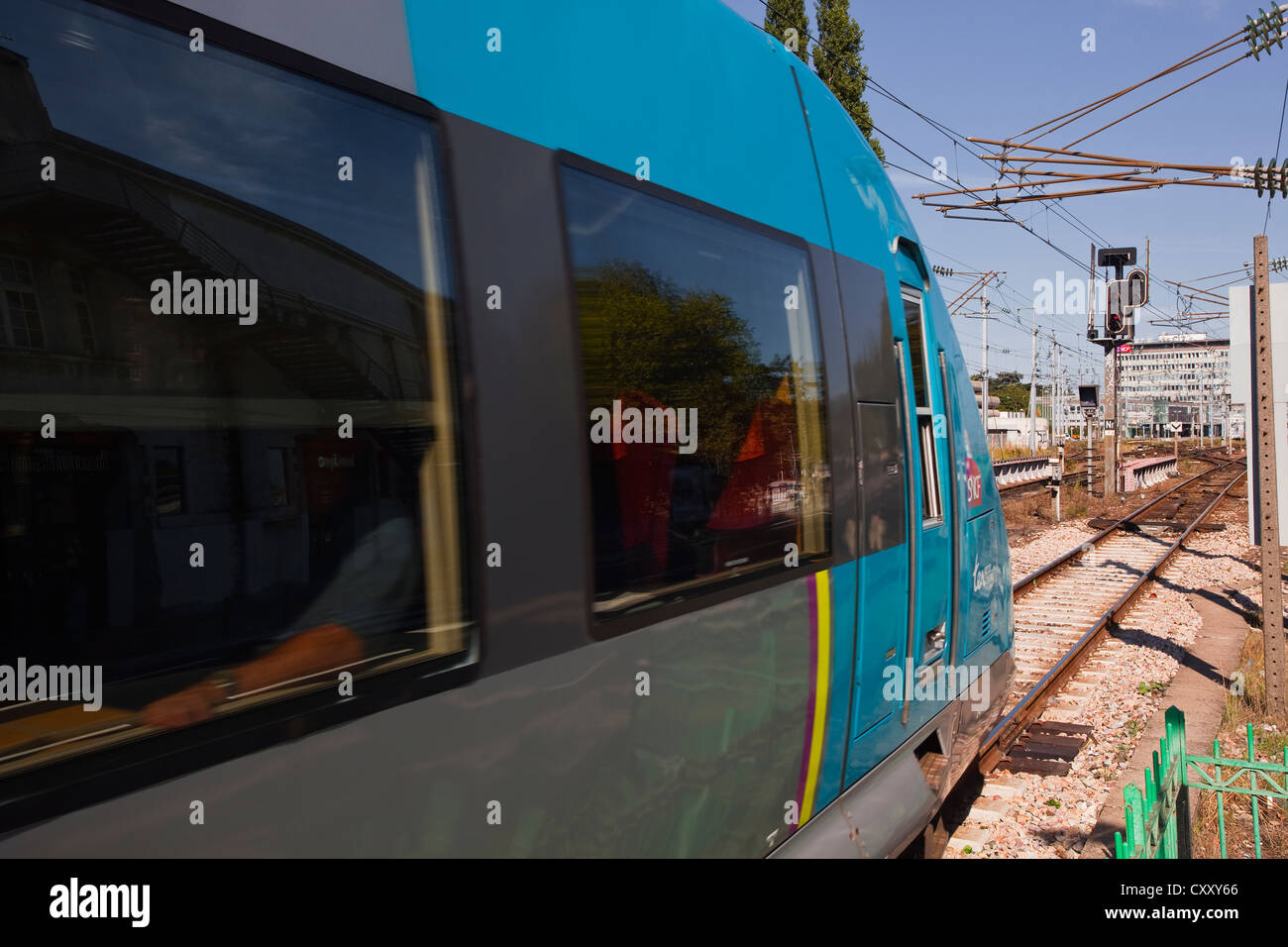 Un train régional TER quitte la gare de Nantes en France. Banque D'Images