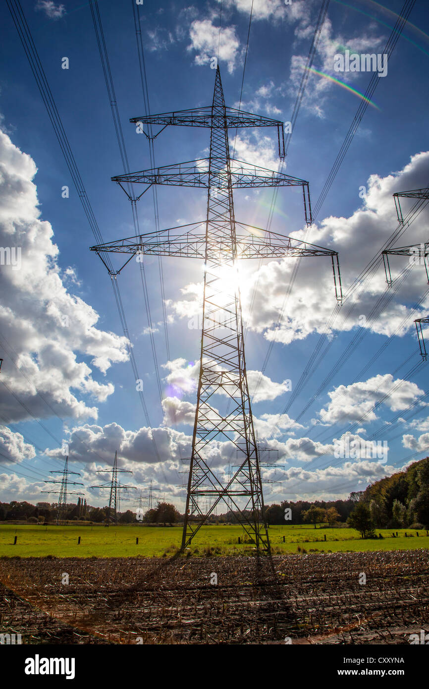 L'électricité, de lignes à haute tension. ciel dramatique. Banque D'Images