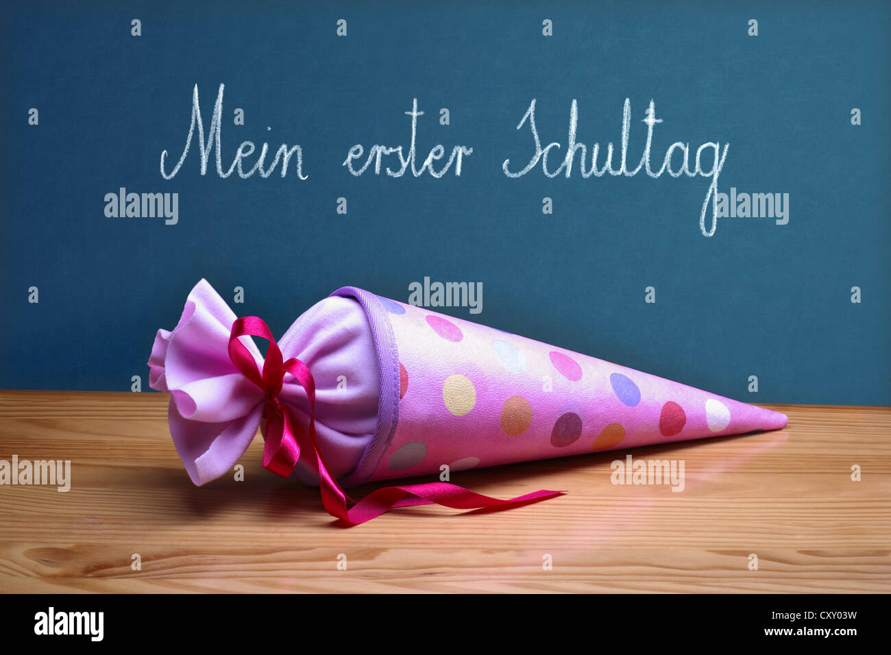 Schultuete ou cône de l'école avec des cadeaux et des bonbons devant une école tableau noir avec le message Mein erster Schultag, Allemand Banque D'Images