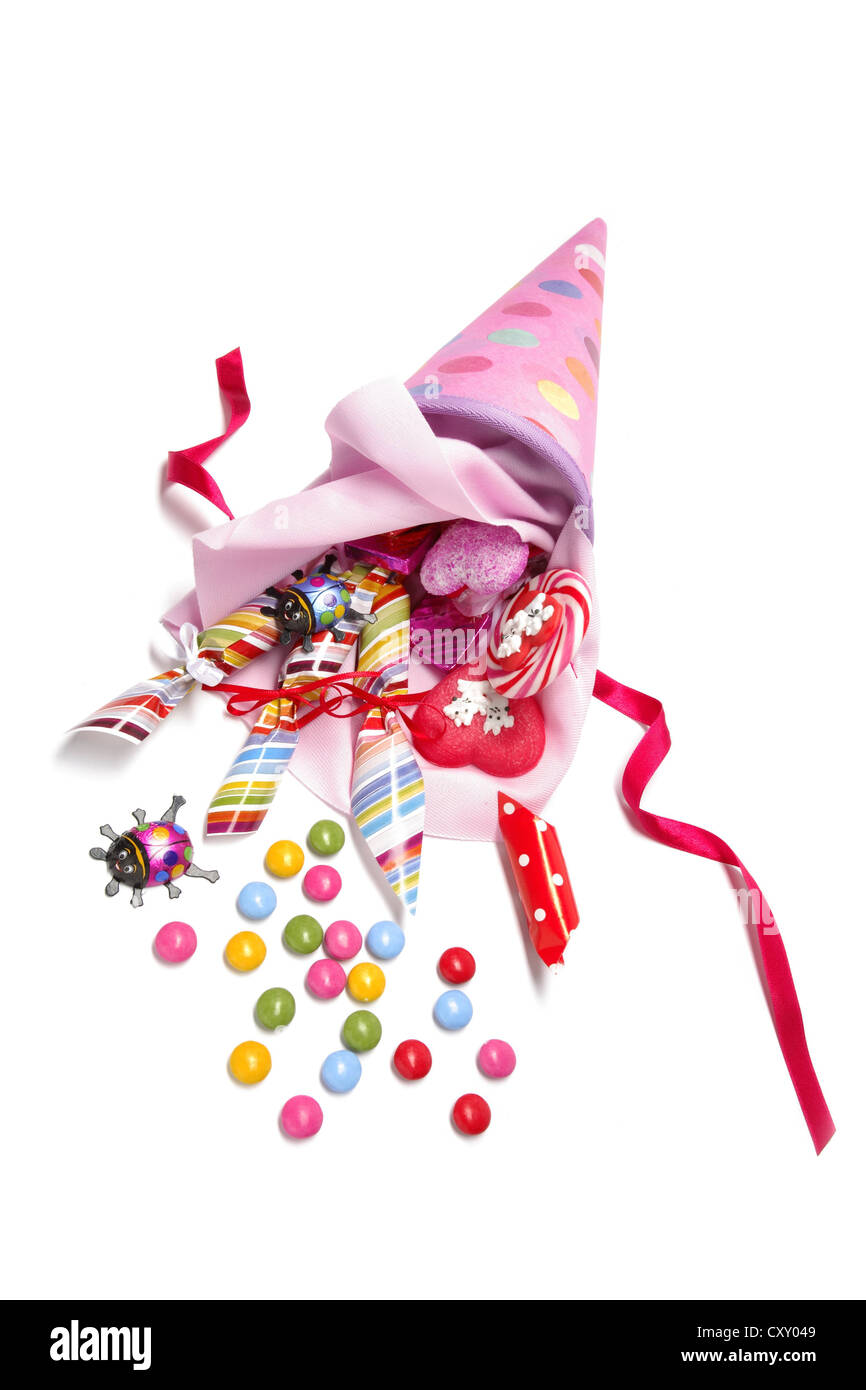 Schultuete ou à l'école rose avec des bonbons cône spilling out Banque D'Images
