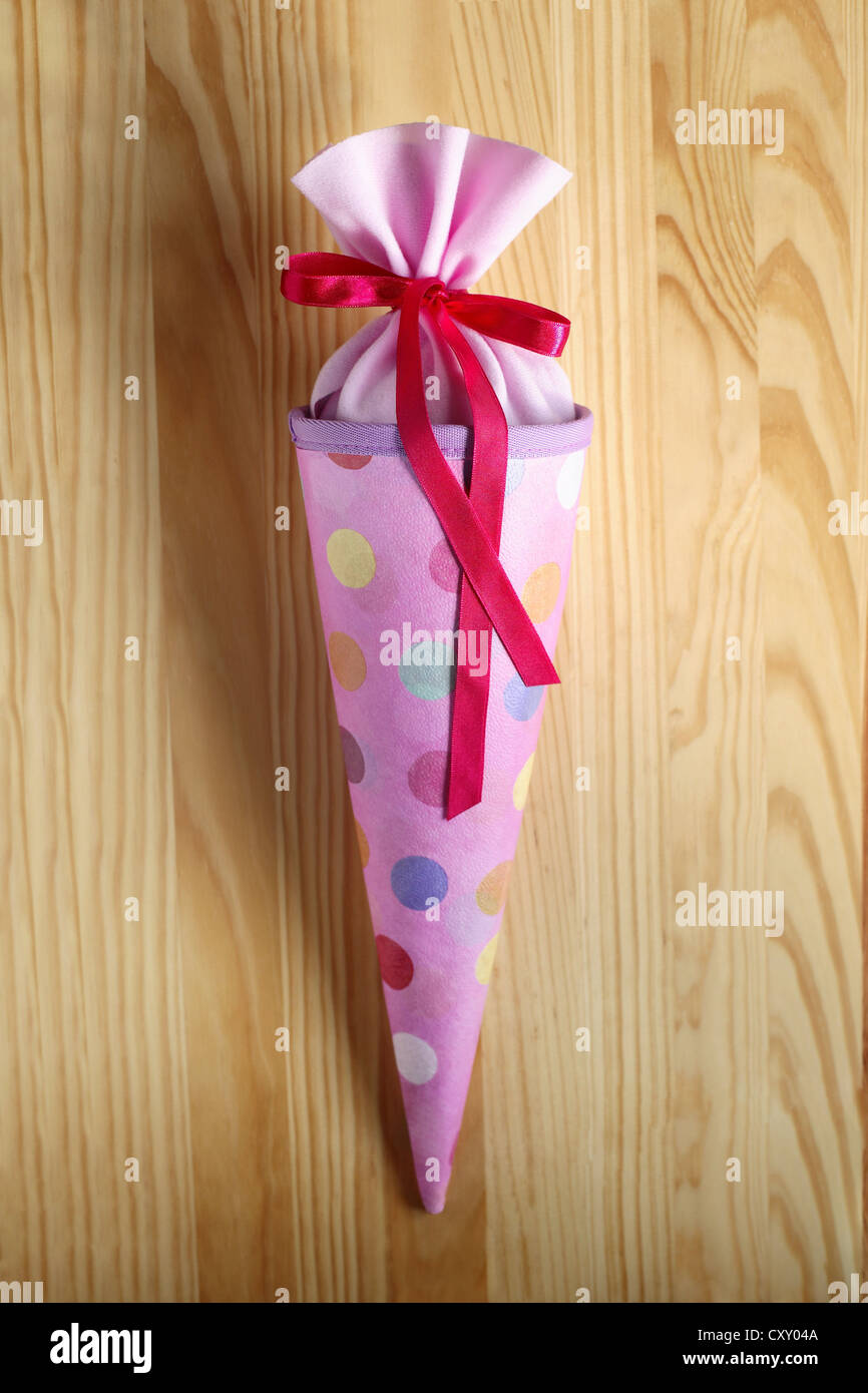 Schultuete ou cône rose école rempli de cadeaux et de bonbons Banque D'Images